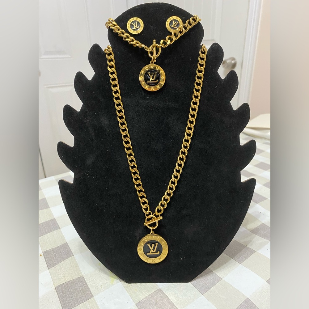NWOT Fashion 18K Gold and Black LV Pendant Necklace, Bracelet and Earring Set